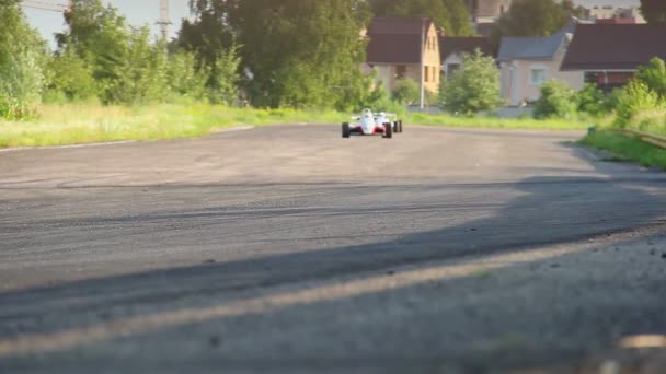 Formule een race auto's braak elkaar — Stockvideo