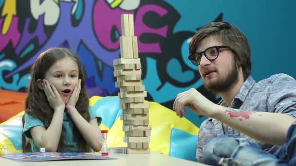 Little girl playing game with young man — Stock Video