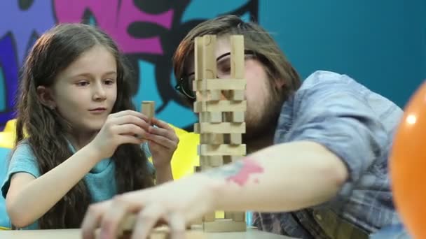 Kleines Mädchen spielt Spiel mit jungem Kerl — Stockvideo