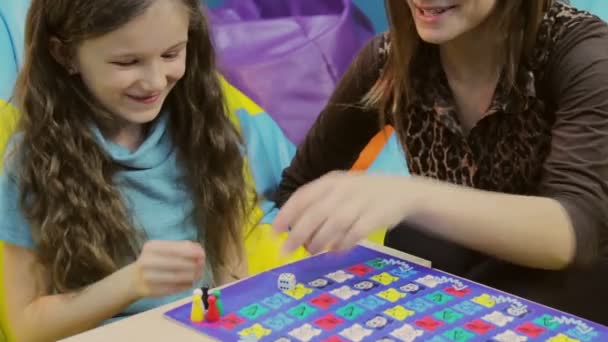 Mädchen spielt Spiel mit ihrer Mutter — Stockvideo