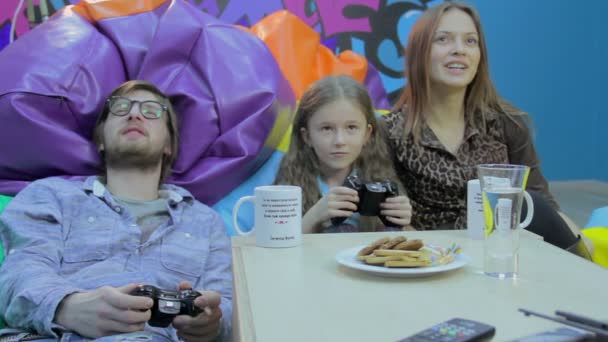 Familia jugando videojuego — Vídeo de stock