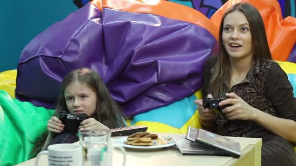 Femeia tânără și fata zâmbitoare au distracție — Videoclip de stoc