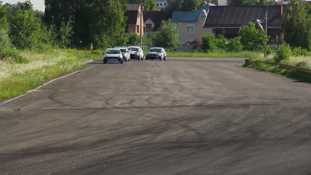 Coches de carreras persiguiendo líder — Vídeo de stock