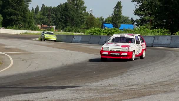 Racing autók a pályán — Stock videók