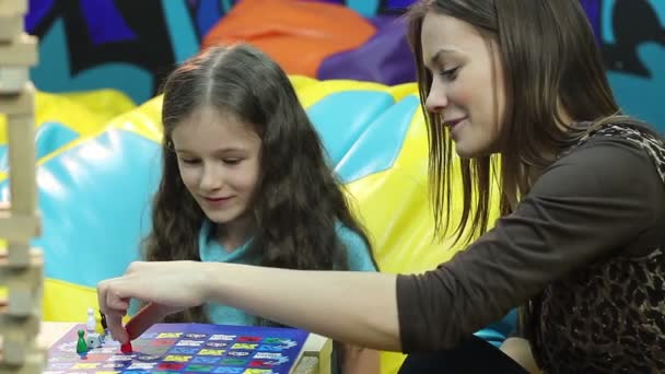 Menina jogando jogo de tabuleiro — Vídeo de Stock