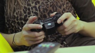 genç anne ve mutlu bir çocuk oyun