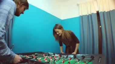 hoş bir çift masa futbolu oynuyor