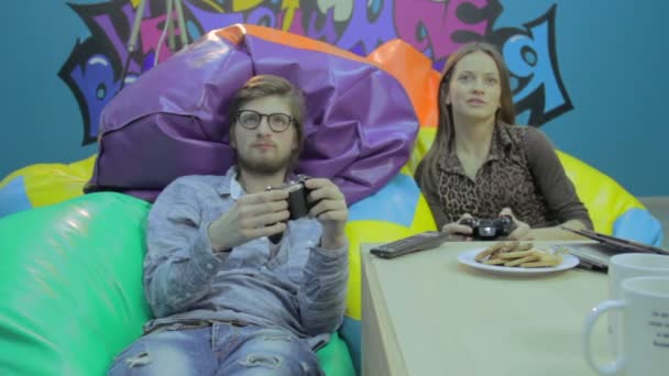 Erkek ve kadın video oyun oynarken — Stok video