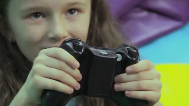 Chica emocionada jugando a la consola juego — Vídeo de stock