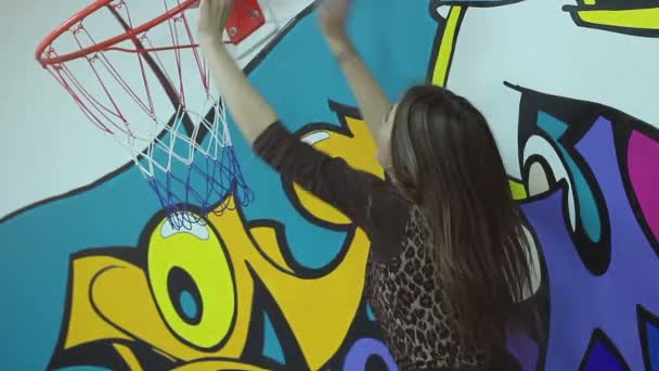 Красивая женщина играет в баскетбол — стоковое видео