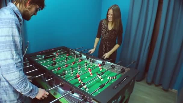 Pareja joven jugando futbolín — Vídeos de Stock