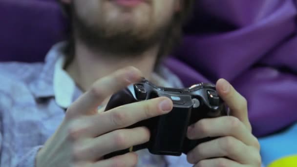 Man en vrouw afspelen van video game — Stockvideo