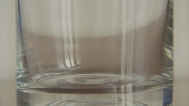 Verser de l'eau dans du verre avec du son 