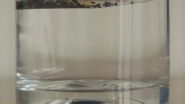 Sac à thé noir en verre d'eau bouillie 