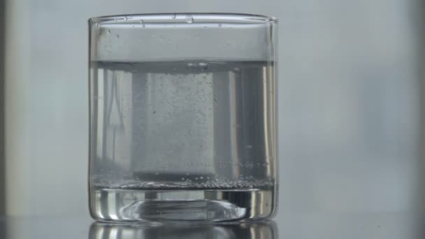 Comprimé dissolvant pilule effervescente dans l'eau 