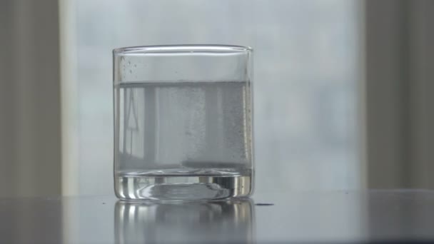 Comprimé effervescent se dissolvant dans l'eau 