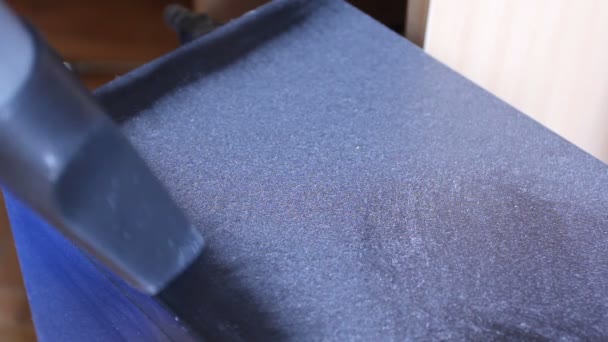 Limpieza de polvo en superficie metálica — Vídeo de stock