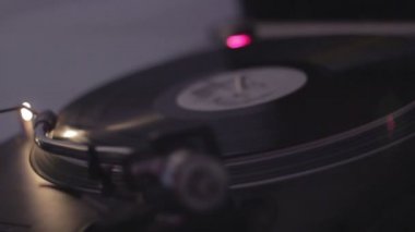 dj vinil kaydı dönen elleri