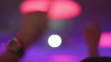 gece kulübünde parti