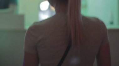 gece kulübünde dans seksi sarışın kadın