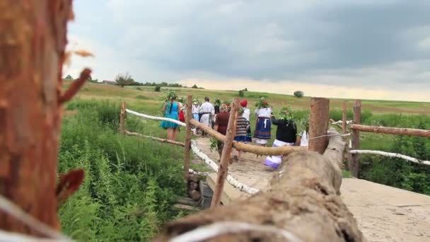 Vilarejos que passam ponte no campo — Vídeo de Stock