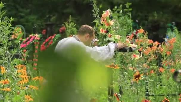 Man leunt metalen Kruis en huilen — Stockvideo