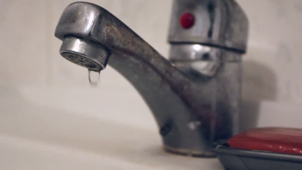 Old faucet in bathroom — Stock Video