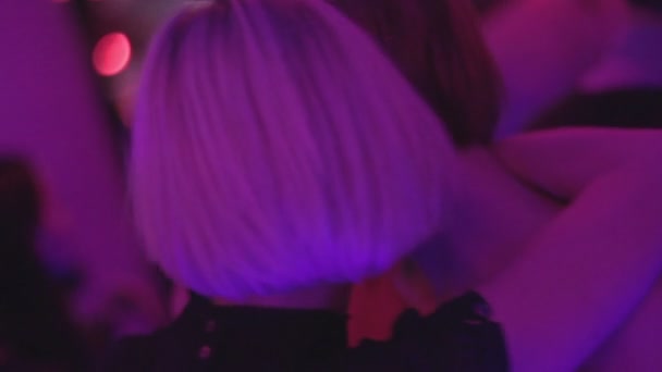 Two girls hugging in nightclub — Stock Video