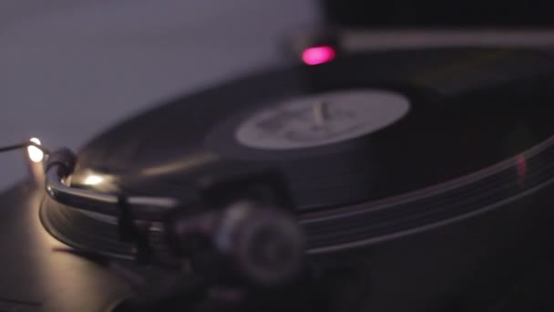 Manos de disco de vinilo giratorio dj — Vídeos de Stock