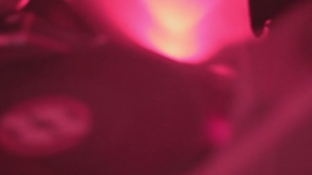 Dj jouer disque vinyle à la fête 