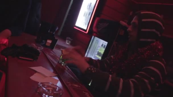 Man barman serveren schoten op partij — Stockvideo