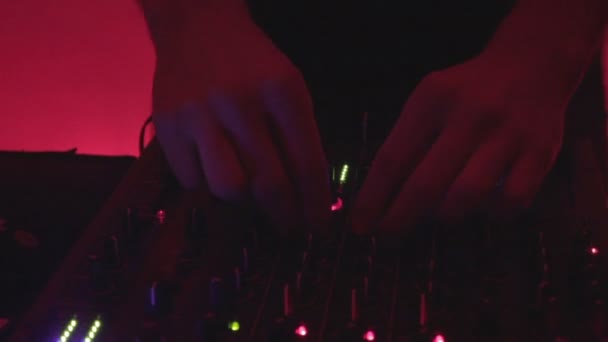 DJ's handen op het mengen van de geluidskaart — Stockvideo