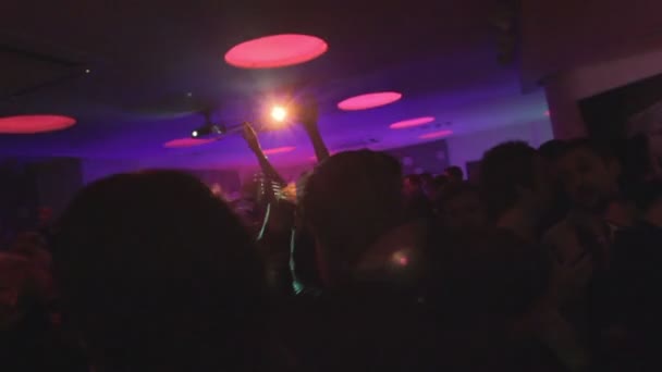 Young men and women partying — Stock Video