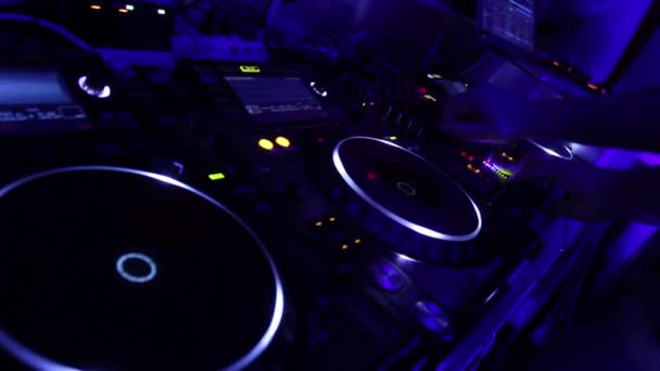 DJ Spinning Platte auf Plattenspieler — Stockvideo