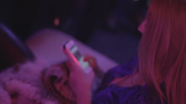 Gelangweilte schöne Mädchen im Club — Stockvideo