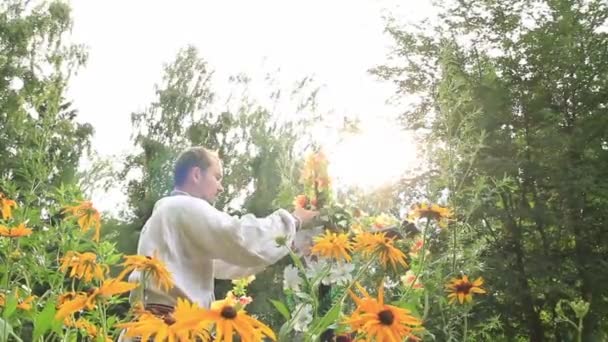 Uomo nel cimitero — Video Stock