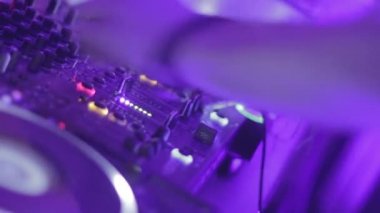 dj's hands oynarken ses tahtada mix