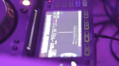 dj Mix gece kulübü, denetimlerini tweaking eli oynar.