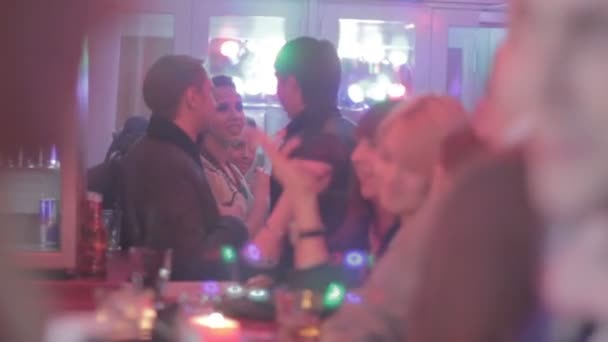 Young people in nightclub — Stock Video