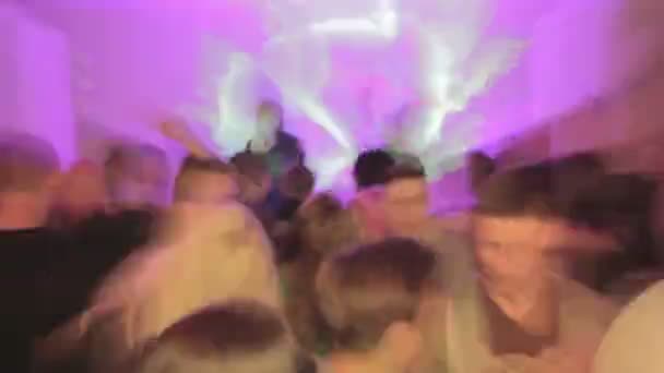 Nachtclub vanuit het oogpunt van de dronken man — Stockvideo
