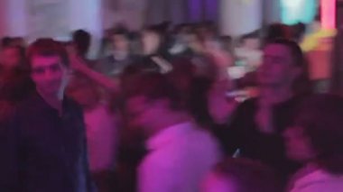 kalabalık zevk parti gece kulübünde