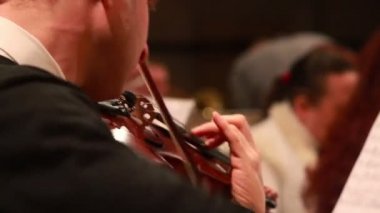 erkek klasik konser oynama