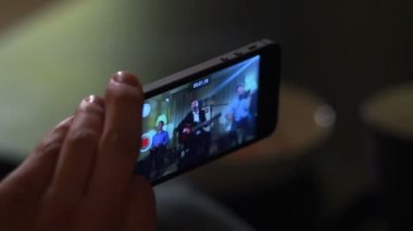 telefonda video klip izlemek