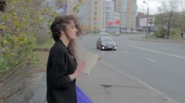 üzgün kız sokakta kitap okuma