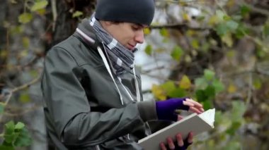 adam park ilginç bir kitap okur