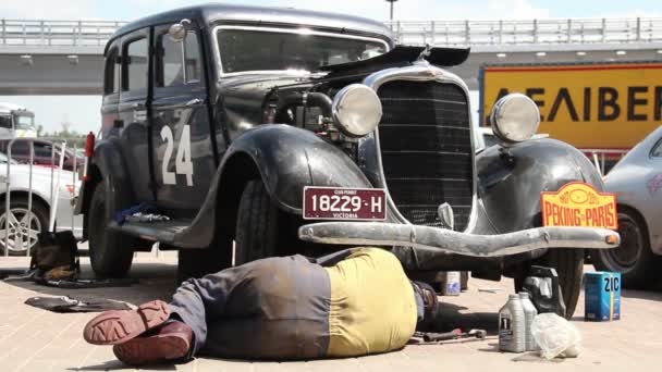 Repair man changing oil under vehicle — Stock Video