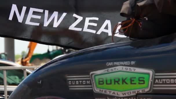 Staré retro auto a na Novém Zélandu černá vlajka — Stock video