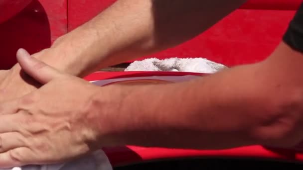 Pegatina de exposición que se adjunta a la superficie metálica del coche . — Vídeo de stock