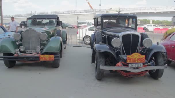 Выставка старинных автомобилей — стоковое видео