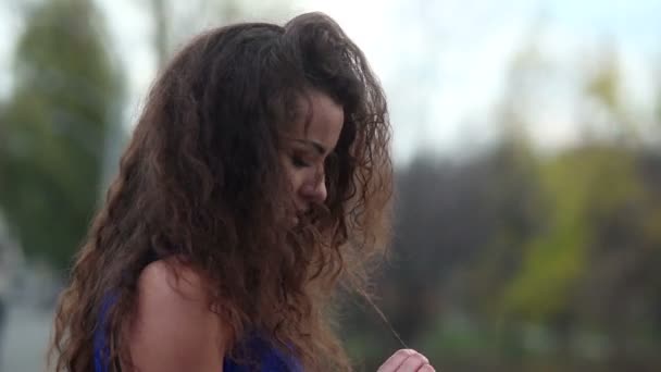 Самотня засмучена жінка в парку — стокове відео